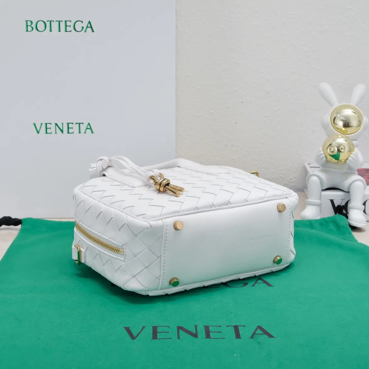 Batch 1560 BV2024 Spring Get Away small square box, retro and fashionable small size, multiple carrying methods, retro and fashionable, lightweight bag, practical space, same style for men and women! ! ! A fashionable must-have item, brass knotted rope pendant, chic and elegant, low-key luxury and tasteful, versatile item. Style number: 6763 Size: 23.5*17.9*9cm